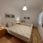 Elli's House לריסוס