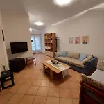 Elli's House לריסוס